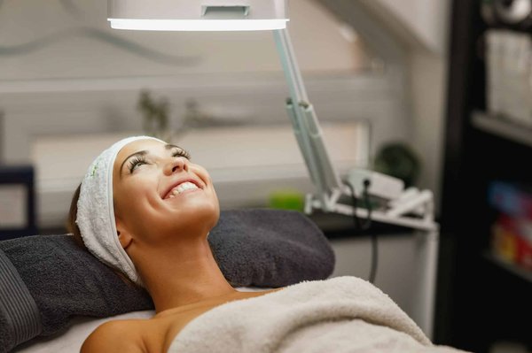 Quelle est la façon idéale d'utiliser l'argan pour revitaliser les cheveux secs?